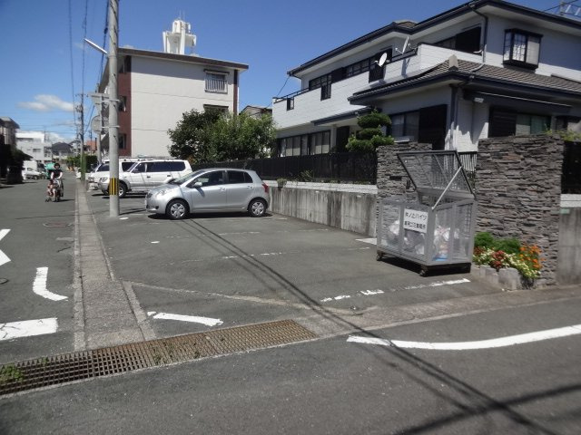 井上ハイツの駐車場|駐車場も道路に面しており、停め易いです♪