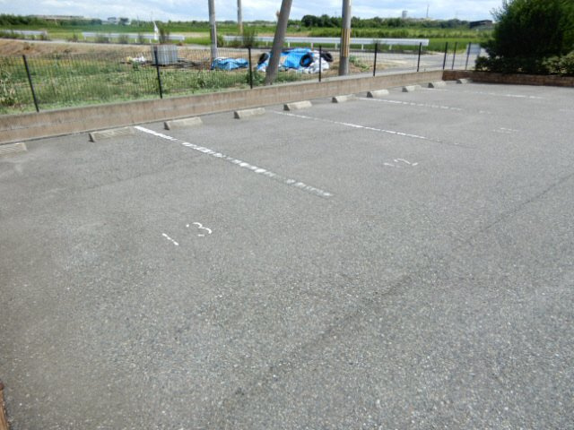 クレディールの駐車場