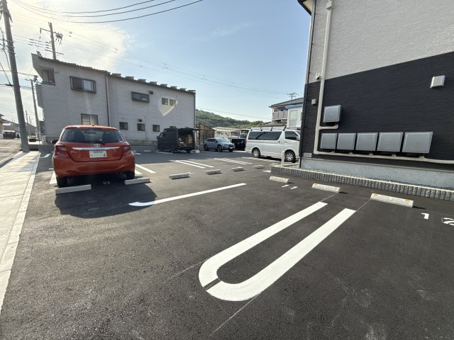 グラムス　レビンの駐車場