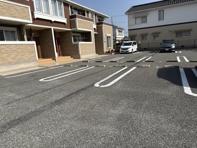 ジェルメ今在家の駐車場