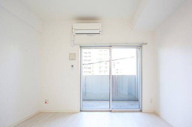 サヴォイラクアティック　4階の居間・リビング|別号室のものです。現状優先になります。
実際のお部屋には出窓がございます。