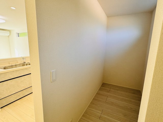八王子市　楢原町　新築一戸建て　５期のキッチン|～キッチン背面には、大容量収納可能なパントリー付き～