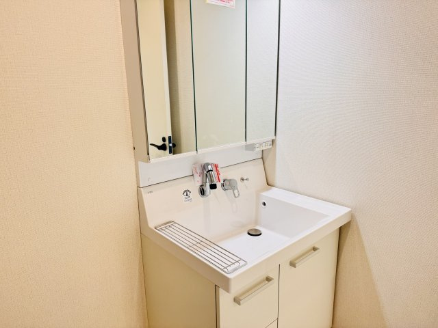 八王子市　楢原町　新築一戸建て　５期の独立洗面台|～３面鏡付きの独立洗面台　細々している物をスッキリ収納出来ます～