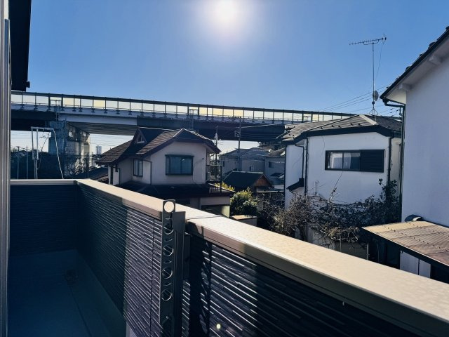 八王子市　楢原町　新築一戸建て　５期のバルコニー|～2部屋から出入り可能なバルコニーです～