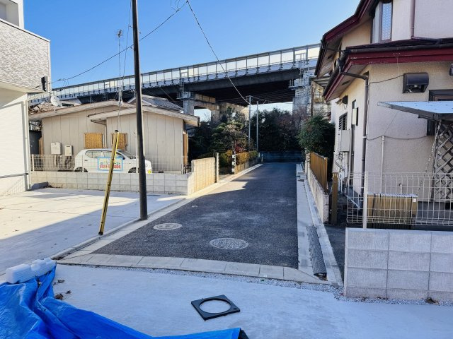 八王子市　楢原町　新築一戸建て　５期の前面道路含む現地写真|～南東側4ｍ道路に面しています～
