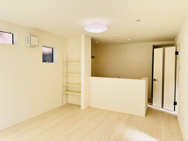 八王子市　楢原町　新築一戸建て　５期の居間・リビング|～15.7帖の明るいLDKで、家族団欒の時間をお過ごしいただけます～