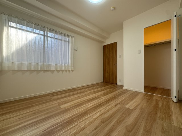【洋室】 | ファーネストヒルズ高宮インテルノ☆仲介手数料無料☆ | 窓から差し込む光が室内を明るく照らします。風通りも良く、寝室としても趣味の部屋としても心地よく過ごせるプライベート空間です。