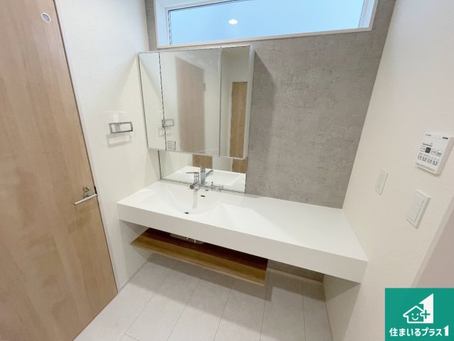 西宮市東鳴尾町　第2期　新築一戸建ての独立洗面台|清潔感のある洗面台です。フラットな鏡は掃除がしやすく毎日清潔！鏡裏には収納があるのでスッキリとした洗面台が保てます。