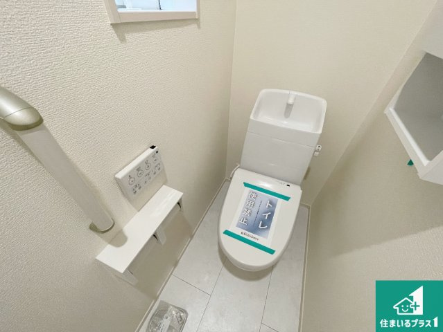 西宮市東鳴尾町　第2期　新築一戸建てのトイレ|1・2階の2ヶ所にあるので、朝の忙しい時間の順番待ちもなく、深夜の利用にも大変便利です。