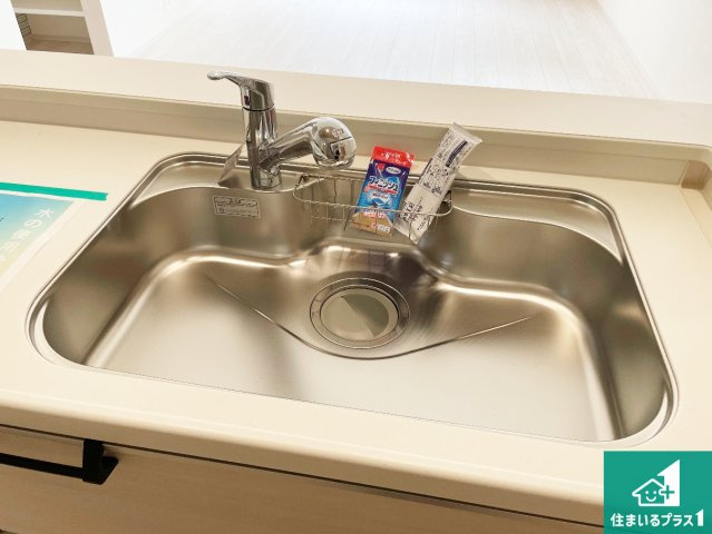 西宮市東鳴尾町　第2期　新築一戸建ての設備|蛇口の先端に浄水器を内蔵しています！原水と浄水、お湯と冷水、シャワーの切替えがワンタッチなので用途によって使い分けられます。