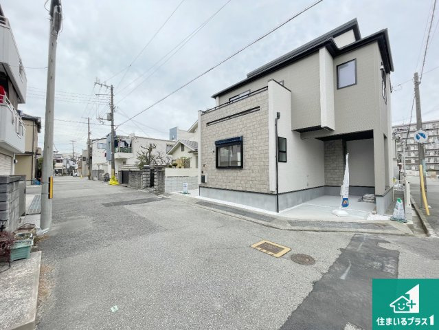西宮市東鳴尾町　第2期　新築一戸建ての前面道路含む現地写真|周辺は閑静な住宅街！前面道路広々で車の出し入れも便利です。駐車が苦手な方でも安心して車庫入れできます！