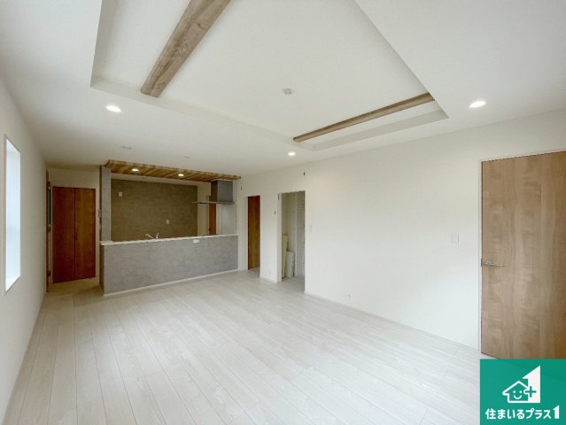 西宮市東鳴尾町　第2期　新築一戸建ての居間・リビング|日当たり良好の明るいリビングで朝の目覚めもスッキリできそう！対面キッチンでご家族のコミュニケーションも自然と増える設計！小さなお子様が遊ぶスペースを作っても広々とくつろげるLDK！