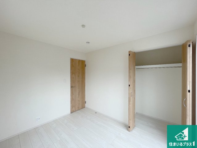 西宮市東鳴尾町　第2期　新築一戸建ての洋室|シンプルな洋室は、自分好みのインテリアが楽しめます♪ご家族とインテリアや家具を選びに行くのは新築購入時の醍醐味の一つです。ぜひお楽しみください♪