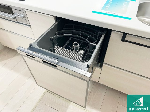 西宮市東鳴尾町　第2期　新築一戸建ての設備|食事後の一仕事、食器洗いをボタン一つでお任せできちゃいます！場所を取らないビルトイン式なので、お料理スペースもしっかり確保！