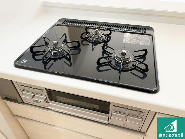 西宮市東鳴尾町　第2期　新築一戸建ての設備|ダブル高火力Ｓｉセンサー付きコンロ！３口あるので、まとめて料理をする時も大活躍！