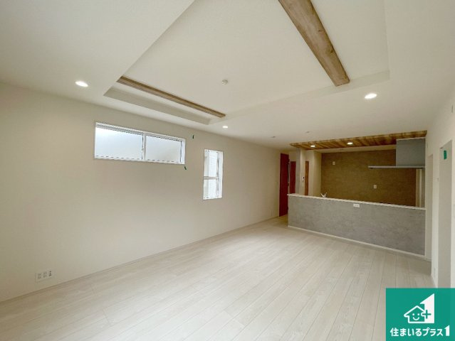 西宮市東鳴尾町　第2期　新築一戸建ての居間・リビング|リビングと統一感があり、使い勝手のいいキッチン。広々としているので、二人並んで作業が出来ちゃいます。お子様と一緒に色々なお料理に挑戦できるスペースがあります。