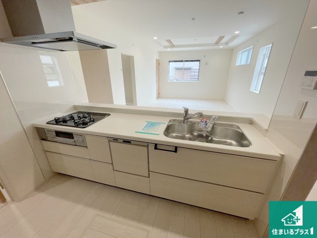 西宮市東鳴尾町　第2期　新築一戸建てのキッチン|リビングと統一感があり、使い勝手のいいキッチン。広々としているので、二人並んで作業が出来ちゃいます。お子様と一緒に色々なお料理に挑戦できるスペースがあります。