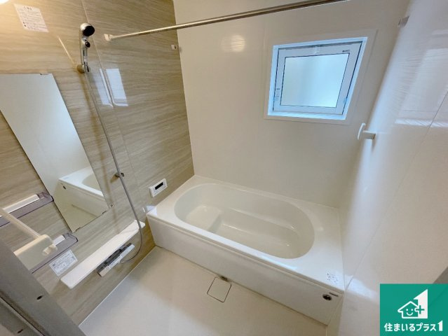 西宮市東鳴尾町　第2期　新築一戸建ての浴室|足をゆったり伸ばして寛げる浴槽です。窓が設けられていますので差し込む光が明るく穏やかな雰囲気にしてくれます♪浴室乾燥機も設置しているので、雨の日の洗濯物も安心です♪