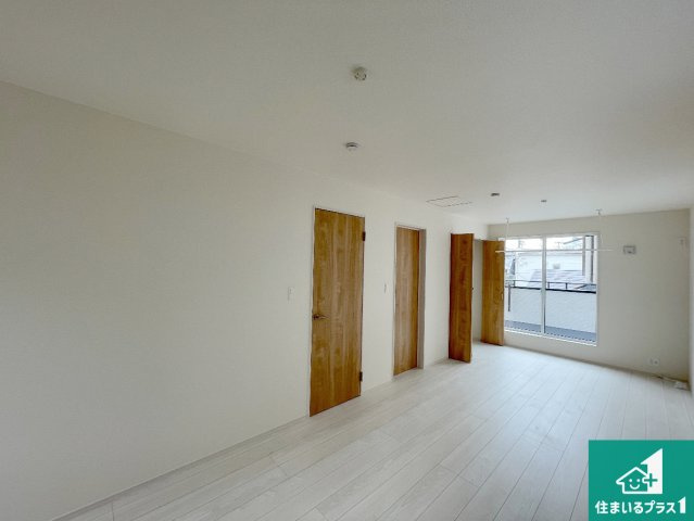 西宮市東鳴尾町　第2期　新築一戸建ての洋室|寝室は心地よい眠りについてもらいたくて、シンプルかつ開放的な空間な設計にしています！大きな窓から差し込む日が心地いいです♪