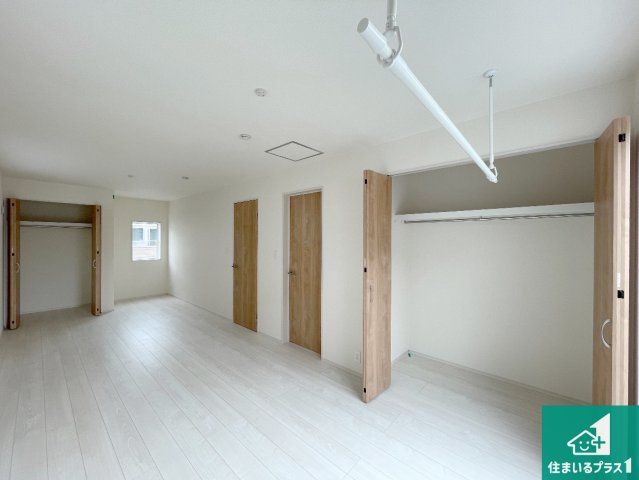 西宮市東鳴尾町　第2期　新築一戸建ての洋室|収納スペースが充実しているので子供の成長に合わせてたくさん収納ができます！家族構成に合わせた様々な活用ができる収納！