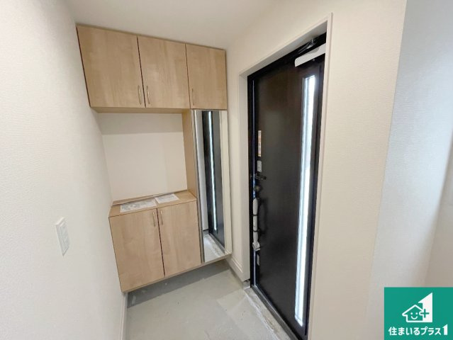 西宮市東鳴尾町　第2期　新築一戸建ての玄関|シューズボックスにはたくさんの靴が収納できるので玄関周りはいつもスッキリ！ご家族が増えても安心！