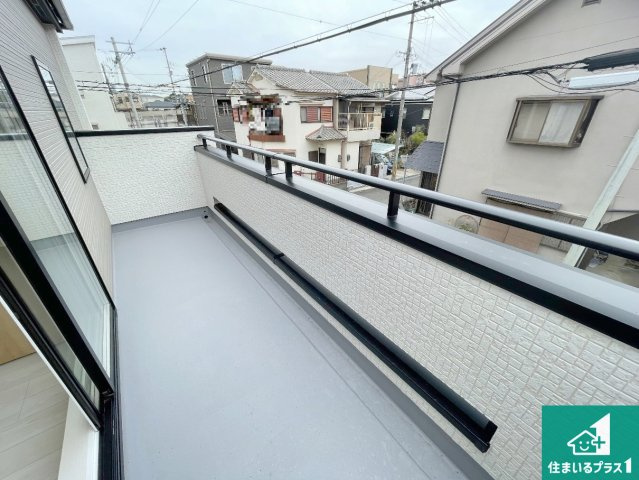 1日(土)2日(日)現地見学可能！　西宮市東鳴尾町　限定1邸のバルコニー|ワイドバルコニーは洗濯物を干すスペースが広いのでご家族が多くても安心！