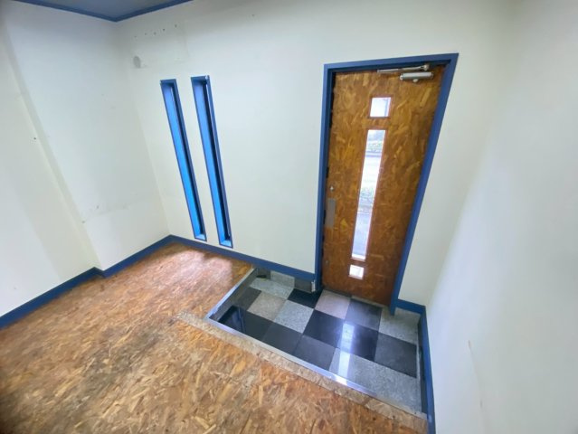 曙町貸店舗の玄関