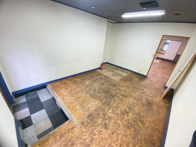 曙町貸店舗の玄関