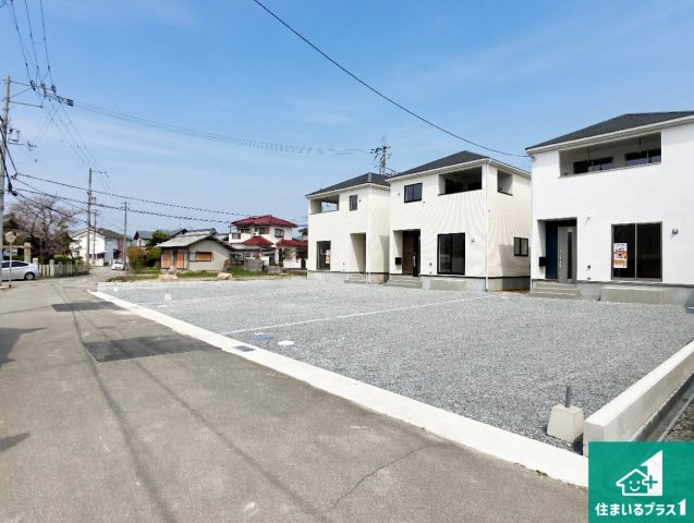 加古川市西神吉町鼎　第1期　新築一戸建ての前面道路含む現地写真|周辺は閑静な住宅街！前面道路広々で車の出し入れも便利です。駐車が苦手な方でも安心して車庫入れできます！