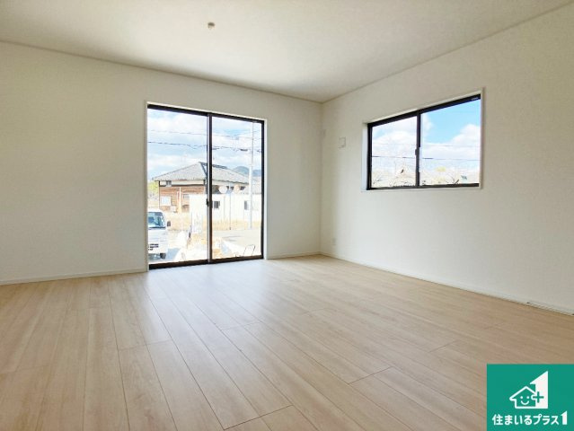 加古川市西神吉町鼎　第1期　新築一戸建ての居間・リビング|日当たり良好の明るいリビングで朝の目覚めもスッキリできそう！対面キッチンでご家族のコミュニケーションも自然と増える設計！小さなお子様が遊ぶスペースを作っても広々とくつろげるLDK！
