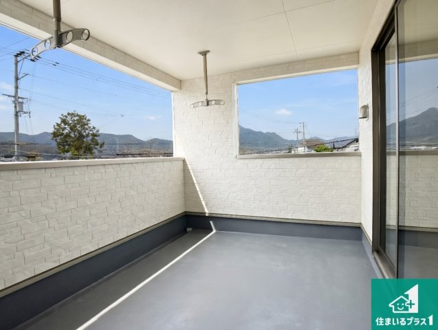 加古川市西神吉町鼎　第1期　新築一戸建てのバルコニー|ワイドバルコニーは洗濯物を干すスペースが広いのでご家族が多くても安心！