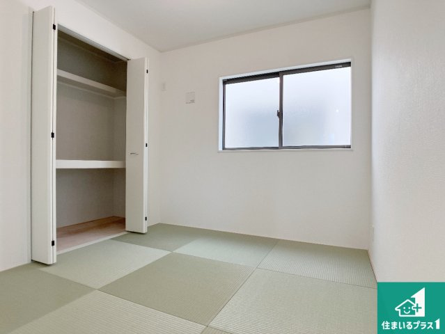 加古川市西神吉町鼎　第1期　新築一戸建ての和室|一室あると便利な和室は客間としてだけでなく、小さなお子様のプレイルームや食後のくつろぎスペースとしてもご利用いただけます。収納もついていますので大活躍間違いなし！