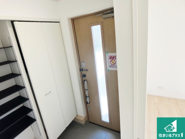 加古川市西神吉町鼎　第1期　新築一戸建ての玄関|シューズボックスにはたくさんの靴が収納できるので玄関周りはいつもスッキリ！ご家族が増えても安心！
