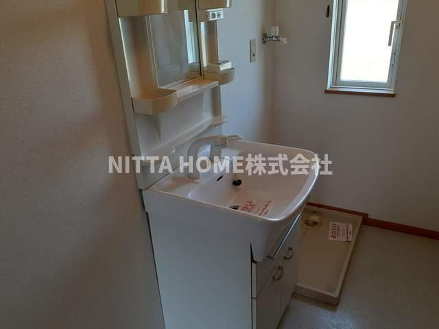 リバーサイドコートＢの洗面所|シャワー付きの洗面台朝の準備も楽々です★