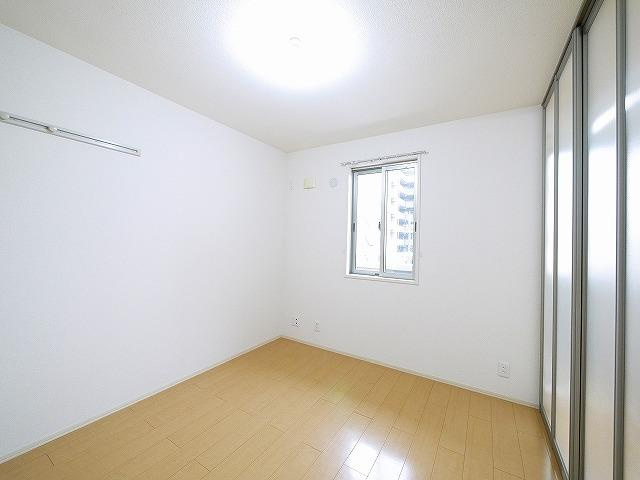 リビングタウン西大寺の寝室|広くて明るい寝室