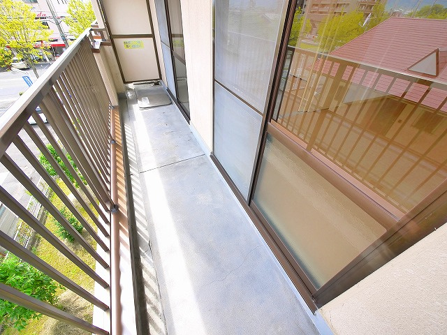 アメニティ前栽２号館のバルコニー|バルコニーからの眺めを楽しみながら食事をしませんか