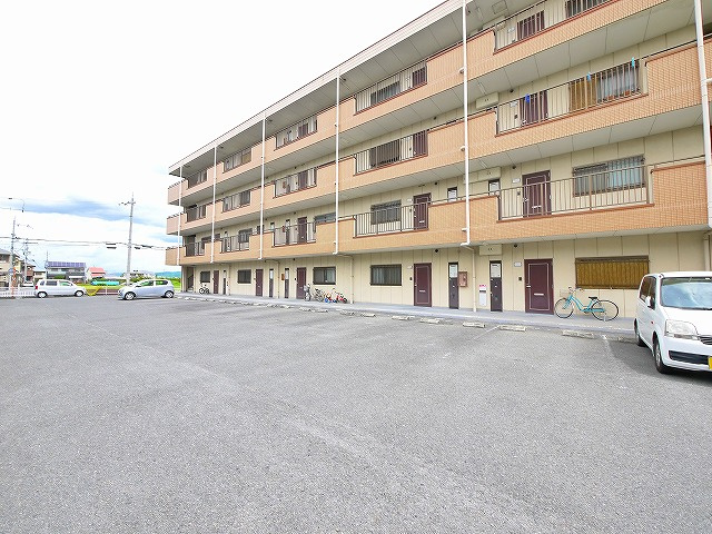 アメニティ前栽２号館の駐車場|車をお持ちの方に嬉しい駐車場付きの物件です