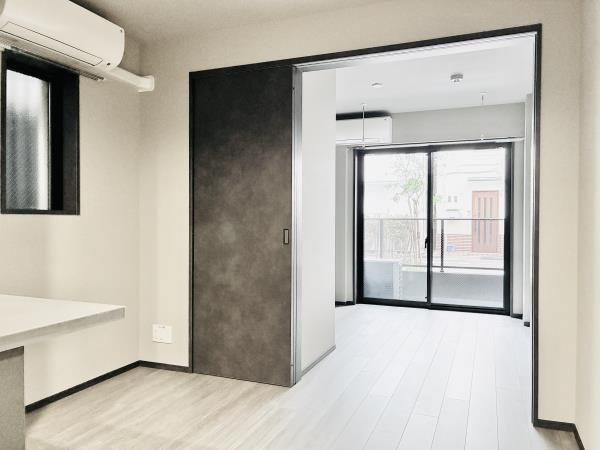 コンポジット早稲田鶴巻町の居間・リビング|こちらの居間で趣味の時間をお楽しみください