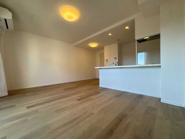 【居間・リビング】 | アルファライフ博多プレシャス☆仲介手数料無料☆ | 各居室に収納を完備し、プライバシーと使い勝手を両立。家具配置がしやすい長方形のLDKは、家族のライフスタイルに合わせて柔軟に活用可能です。図面では分からない開放感をぜひ現地で！