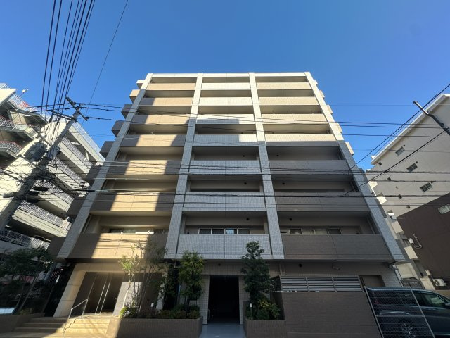 【外観】 | アルファライフ博多プレシャス☆仲介手数料無料☆ | 九州の玄関口「博多」駅が生活圏内。通勤・通学はもちろん、休日のお買い物やグルメも徒歩や自転車で気軽に楽しめる利便性。近隣にはコンビニやスーパーも点在し、忙しい毎日を支える充実した住環境が整っています。