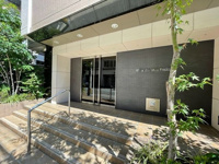 【外観】 | アルファライフ博多プレシャス☆仲介手数料無料☆ | 徒歩圏内にスーパーやドラッグストアが揃う、日々の暮らしに便利な立地。博多駅周辺の商業施設も気軽に利用でき、オンもオフも充実したシティライフを叶えるロケーションです。