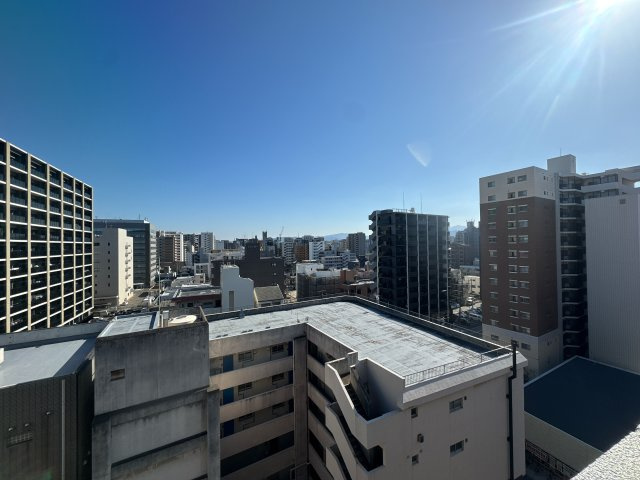 【展望】 | アルファライフ博多プレシャス☆仲介手数料無料☆ | 賑やかな博多駅周辺の利便性を享受しながらも、一歩中へ入れば落ち着いた住環境が広がります。近隣には公園もあり、都会の利便性と心安らぐ時間の両方を大切にしたい方にぴったりのロケーションです。