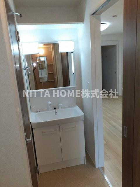 サン☆ソレイユの洗面所|三面鏡付き洗面台もありますよ★