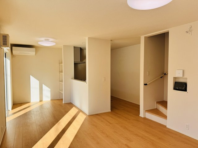 八王子市　楢原町　新築一戸建て　５期の居間・リビング|～18.0帖の明るいLDKで、家族団欒の時間をお過ごしいただけます～