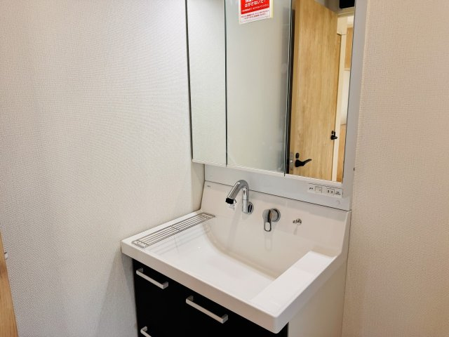 八王子市　楢原町　新築一戸建て　５期の独立洗面台|～３面鏡付きの独立洗面台　細々している物をスッキリ収納出来ます～