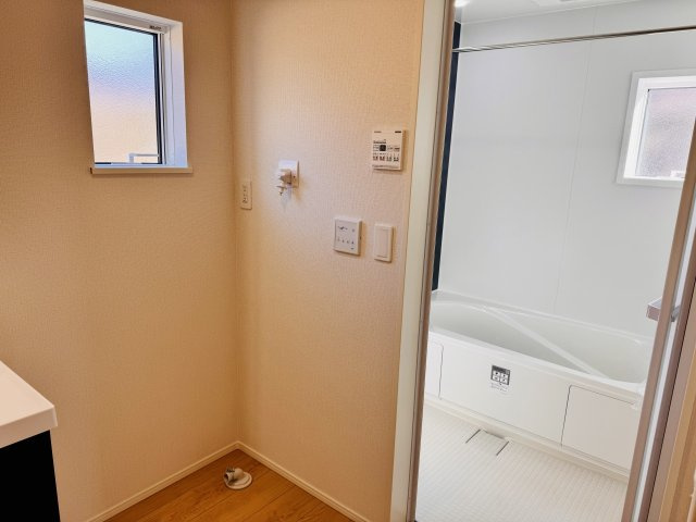 八王子市　楢原町　新築一戸建て　５期の脱衣所|～窓付きで明るい洗面所　換気もしやすいです～