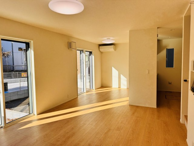 八王子市　楢原町　新築一戸建て　５期の居間・リビング|～18.0帖の明るいLDKで、家族団欒の時間をお過ごしいただけます～