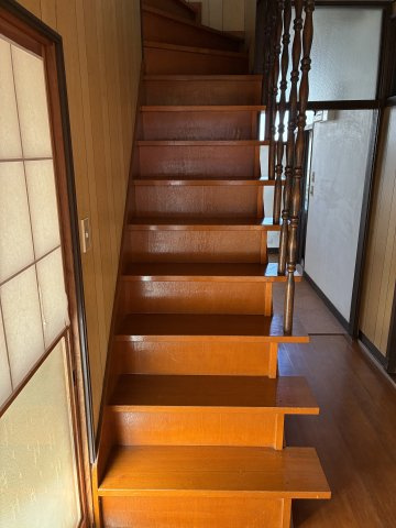 米沢市西大通１丁目　二階建て中古住宅のその他|階段