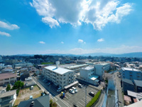 【展望】 | ローレルハイツ春日☆仲介手数料無料☆ | 高い建物が少なく、心地よい風と陽光が舞い込む開放的なロケーション。利便性豊かな西新エリアにいながら、周囲の視線を気にせずのびのびと過ごせる希少な住環境です。