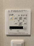 【防犯設備】 | ローレルハイツ春日☆仲介手数料無料☆ | 【浴室換気乾燥機付き】天候を気にせずお洗濯が可能。清潔感溢れるバスルームで、一日の疲れをゆったりと癒やせます。日々のメンテナンスもしやすい仕様です。